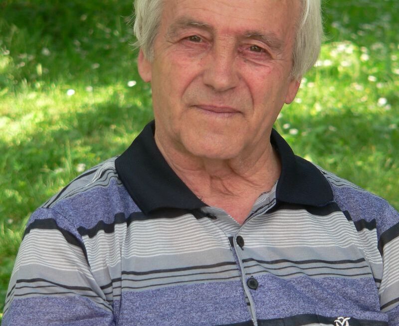Журналистът и поет Атанас Костов проучва и пише историята на родното си село Смирненски