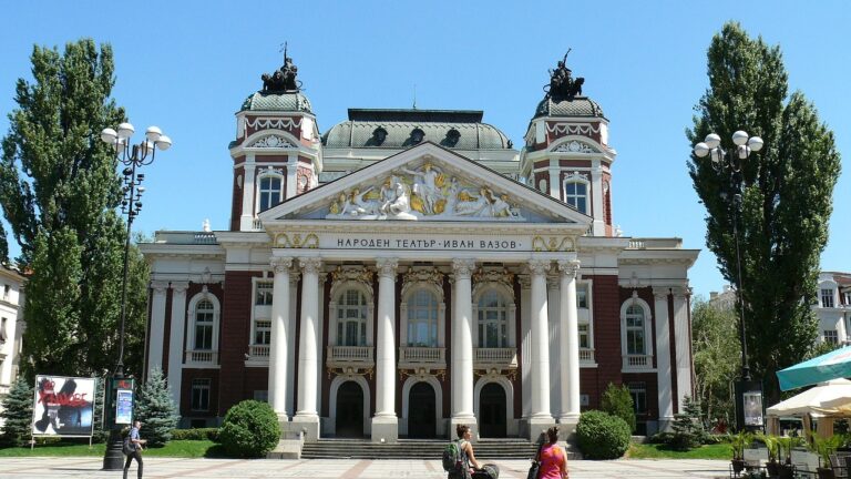 700 подписа петиция
