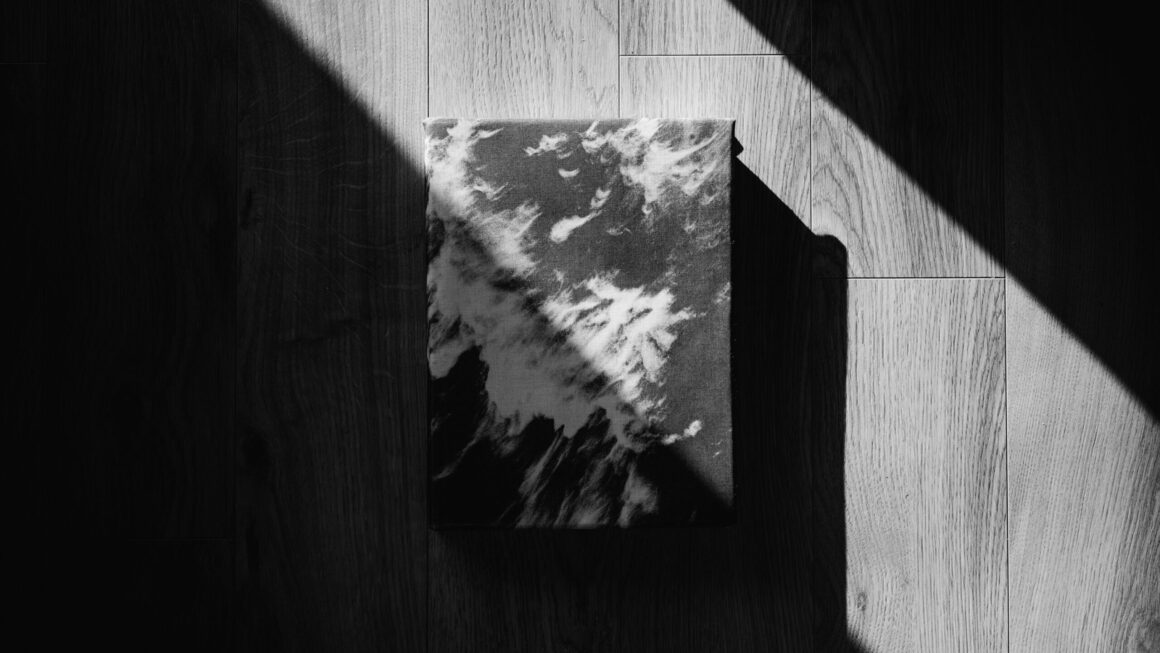 Документалния фотограф Димитри Стефанов представя дебютна фотографска книга “РУХВАНЕ”