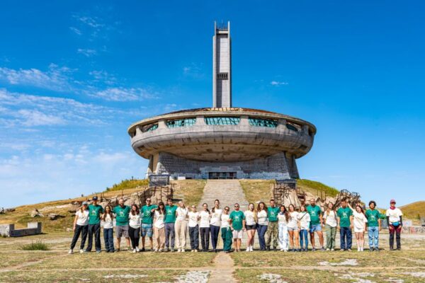 10 000 човека преобразиха Бузлуджа в съвременна сцена за музика, култура и изкуство