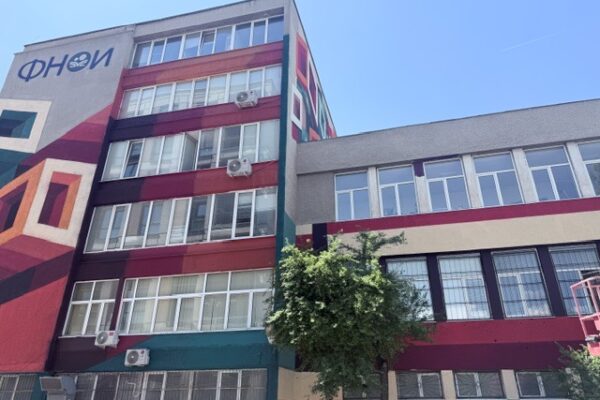 ФНОИ към СУ с нова визуална идентичност – мащабен проект превърна сградата в модерно арт пространство