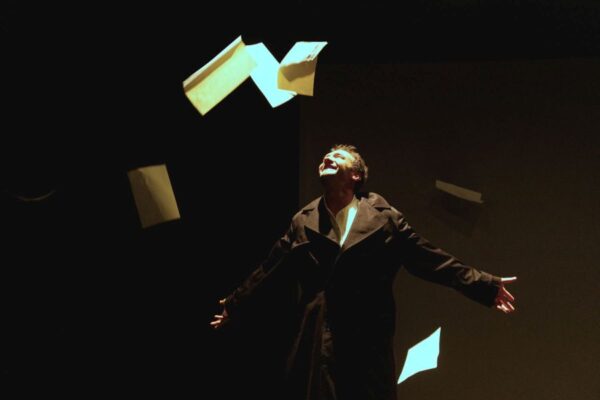 Новият моноспектакъл на Дарин Ангелов „Аз, която те обича“ разтърси Theatro отсам канала